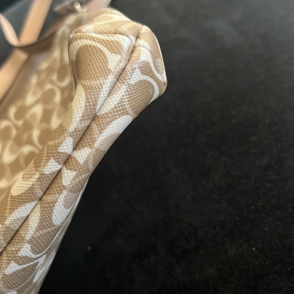 Perfect condition tan bag shoulder strap is adjustable - Picture 3 of 6